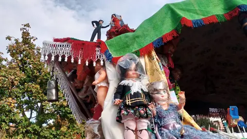 El 'carrotómbola', el carro engalanado que rompe toda la tradición y sorprende a los leoneses 

Castañuelas, Nancys, palillos con premios, 'sevillanas bailadoras'... es el carro que ha decidido romper con todo lo visto hasta el momento y llega de Puente Castro
