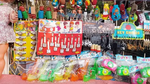 El 'carrotómbola', el carro engalanado que rompe toda la tradición y sorprende a los leoneses 

Castañuelas, Nancys, palillos con premios, 'sevillanas bailadoras'... es el carro que ha decidido romper con todo lo visto hasta el momento y llega de Puente Castro