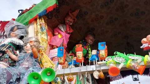 El 'carrotómbola', el carro engalanado que rompe toda la tradición y sorprende a los leoneses 

Castañuelas, Nancys, palillos con premios, 'sevillanas bailadoras'... es el carro que ha decidido romper con todo lo visto hasta el momento y llega de Puente Castro