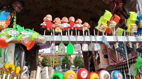El 'carrotómbola', el carro engalanado que rompe toda la tradición y sorprende a los leoneses 

Castañuelas, Nancys, palillos con premios, 'sevillanas bailadoras'... es el carro que ha decidido romper con todo lo visto hasta el momento y llega de Puente Castro