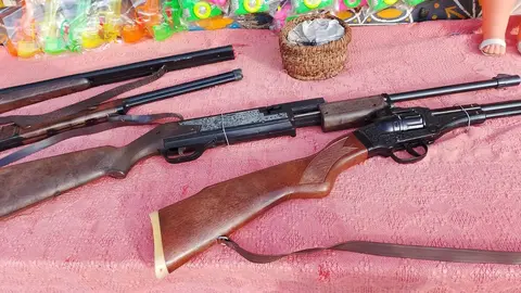 El 'carrotómbola', el carro engalanado que rompe toda la tradición y sorprende a los leoneses 

Castañuelas, Nancys, palillos con premios, 'sevillanas bailadoras'... es el carro que ha decidido romper con todo lo visto hasta el momento y llega de Puente Castro