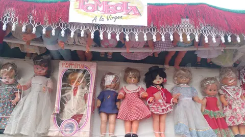 El 'carrotómbola', el carro engalanado que rompe toda la tradición y sorprende a los leoneses