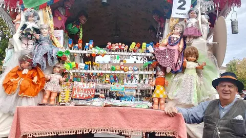 El 'carrotómbola', el carro engalanado que rompe toda la tradición y sorprende a los leoneses