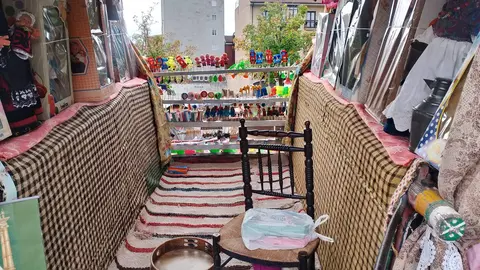 El 'carrotómbola', el carro engalanado que rompe toda la tradición y sorprende a los leoneses