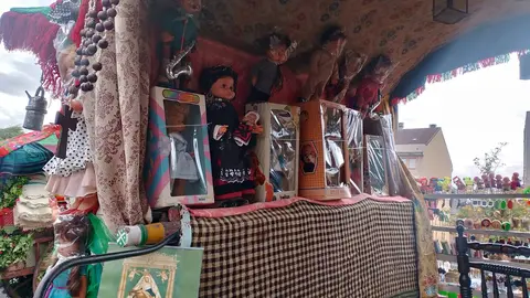 El 'carrotómbola', el carro engalanado que rompe toda la tradición y sorprende a los leoneses
