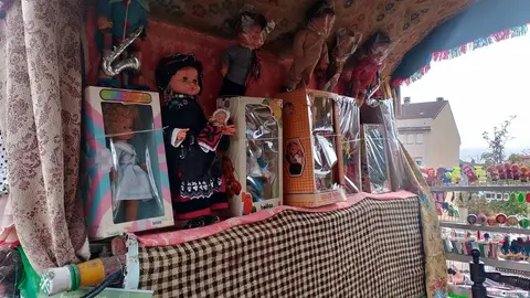 El 'carrotómbola', el carro engalanado que rompe toda la tradición y sorprende a los leoneses