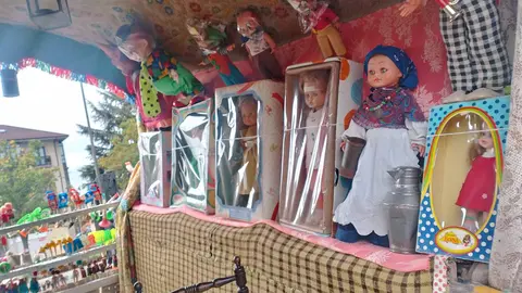 El 'carrotómbola', el carro engalanado que rompe toda la tradición y sorprende a los leoneses
