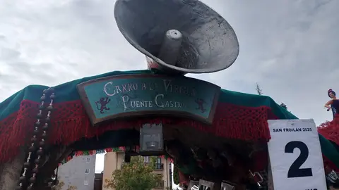 El 'carrotómbola', el carro engalanado que rompe toda la tradición y sorprende a los leoneses