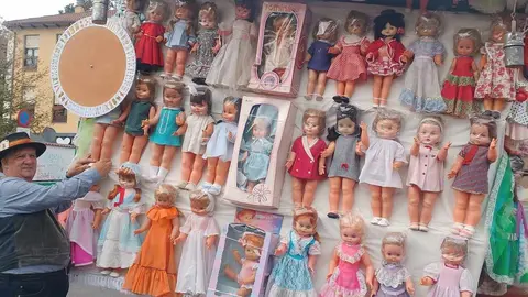 El 'carrotómbola', el carro engalanado que rompe toda la tradición y sorprende a los leoneses