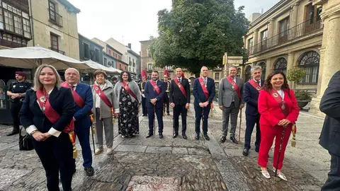 El Claustro de la Catedral ha sido un año más el escenario de la ceremonia del Foro u Oferta de Las Cantaderas, con la participación de la Corporación Municipal encabezada por el alcalde, José Antonio Diez. Este año, el concejal Jon Fernández ejerció como síndico municipal, mientras que el Cabildo Catedralicio estuvo representado por Mario González. Foto: Ayto de León