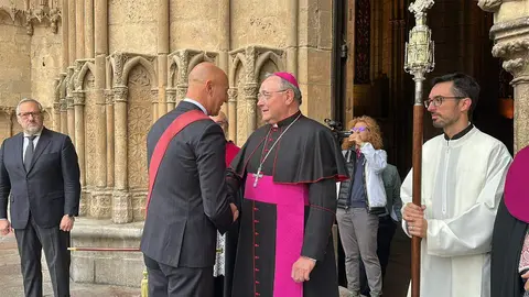 El Claustro de la Catedral ha sido un año más el escenario de la ceremonia del Foro u Oferta de Las Cantaderas, con la participación de la Corporación Municipal encabezada por el alcalde, José Antonio Diez. Este año, el concejal Jon Fernández ejerció como síndico municipal, mientras que el Cabildo Catedralicio estuvo representado por Mario González. Foto: Ayto de León