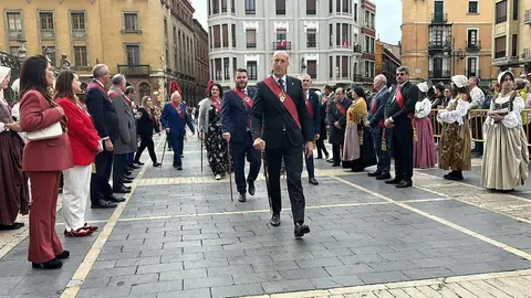 El Claustro de la Catedral ha sido un año más el escenario de la ceremonia del Foro u Oferta de Las Cantaderas, con la participación de la Corporación Municipal encabezada por el alcalde, José Antonio Diez. Este año, el concejal Jon Fernández ejerció como síndico municipal, mientras que el Cabildo Catedralicio estuvo representado por Mario González. Foto: Ayto de León