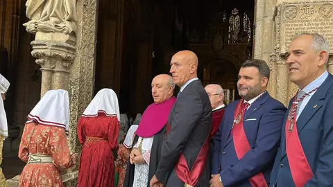 El Claustro de la Catedral ha sido un año más el escenario de la ceremonia del Foro u Oferta de Las Cantaderas, con la participación de la Corporación Municipal encabezada por el alcalde, José Antonio Diez. Este año, el concejal Jon Fernández ejerció como síndico municipal, mientras que el Cabildo Catedralicio estuvo representado por Mario González. Foto: Ayto de León