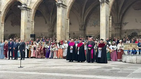El Claustro de la Catedral ha sido un año más el escenario de la ceremonia del Foro u Oferta de Las Cantaderas, con la participación de la Corporación Municipal encabezada por el alcalde, José Antonio Diez. Este año, el concejal Jon Fernández ejerció como síndico municipal, mientras que el Cabildo Catedralicio estuvo representado por Mario González. Foto: Ayto de León