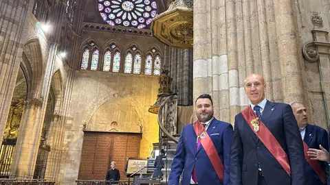El Claustro de la Catedral ha sido un año más el escenario de la ceremonia del Foro u Oferta de Las Cantaderas, con la participación de la Corporación Municipal encabezada por el alcalde, José Antonio Diez. Este año, el concejal Jon Fernández ejerció como síndico municipal, mientras que el Cabildo Catedralicio estuvo representado por Mario González. Foto: Ayto de León