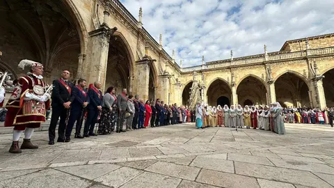 El Claustro de la Catedral ha sido un año más el escenario de la ceremonia del Foro u Oferta de Las Cantaderas, con la participación de la Corporación Municipal encabezada por el alcalde, José Antonio Diez. Este año, el concejal Jon Fernández ejerció como síndico municipal, mientras que el Cabildo Catedralicio estuvo representado por Mario González. Foto: Ayto de León