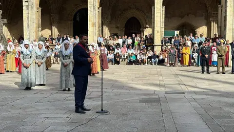 El Claustro de la Catedral ha sido un año más el escenario de la ceremonia del Foro u Oferta de Las Cantaderas, con la participación de la Corporación Municipal encabezada por el alcalde, José Antonio Diez. Este año, el concejal Jon Fernández ejerció como síndico municipal, mientras que el Cabildo Catedralicio estuvo representado por Mario González. Foto: Ayto de León