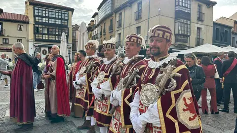 El Claustro de la Catedral ha sido un año más el escenario de la ceremonia del Foro u Oferta de Las Cantaderas, con la participación de la Corporación Municipal encabezada por el alcalde, José Antonio Diez. Este año, el concejal Jon Fernández ejerció como síndico municipal, mientras que el Cabildo Catedralicio estuvo representado por Mario González. Foto: Ayto de León
