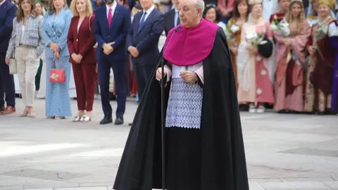 El Claustro de la Catedral ha sido un año más el escenario de la ceremonia del Foro u Oferta de Las Cantaderas, con la participación de la Corporación Municipal encabezada por el alcalde, José Antonio Diez. Este año, el concejal Jon Fernández ejerció como síndico municipal, mientras que el Cabildo Catedralicio estuvo representado por Mario González. Foto: Isaac Llamazares