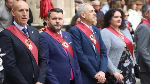 El Claustro de la Catedral ha sido un año más el escenario de la ceremonia del Foro u Oferta de Las Cantaderas, con la participación de la Corporación Municipal encabezada por el alcalde, José Antonio Diez. Este año, el concejal Jon Fernández ejerció como síndico municipal, mientras que el Cabildo Catedralicio estuvo representado por Mario González. Foto: Isaac Llamazares
