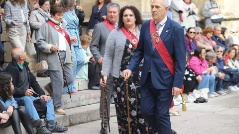El Claustro de la Catedral ha sido un año más el escenario de la ceremonia del Foro u Oferta de Las Cantaderas, con la participación de la Corporación Municipal encabezada por el alcalde, José Antonio Diez. Este año, el concejal Jon Fernández ejerció como síndico municipal, mientras que el Cabildo Catedralicio estuvo representado por Mario González. Foto: Isaac Llamazares
