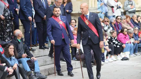El Claustro de la Catedral ha sido un año más el escenario de la ceremonia del Foro u Oferta de Las Cantaderas, con la participación de la Corporación Municipal encabezada por el alcalde, José Antonio Diez. Este año, el concejal Jon Fernández ejerció como síndico municipal, mientras que el Cabildo Catedralicio estuvo representado por Mario González. Foto: Isaac Llamazares