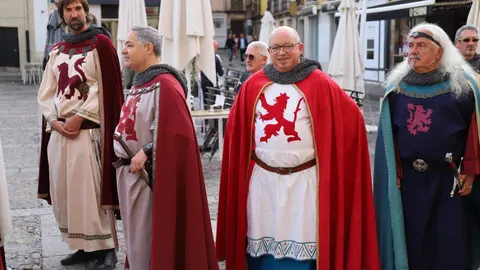 El Claustro de la Catedral ha sido un año más el escenario de la ceremonia del Foro u Oferta de Las Cantaderas, con la participación de la Corporación Municipal encabezada por el alcalde, José Antonio Diez. Este año, el concejal Jon Fernández ejerció como síndico municipal, mientras que el Cabildo Catedralicio estuvo representado por Mario González. Foto: Isaac Llamazares