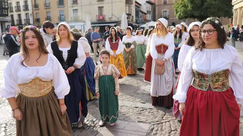 El Claustro de la Catedral ha sido un año más el escenario de la ceremonia del Foro u Oferta de Las Cantaderas, con la participación de la Corporación Municipal encabezada por el alcalde, José Antonio Diez. Este año, el concejal Jon Fernández ejerció como síndico municipal, mientras que el Cabildo Catedralicio estuvo representado por Mario González. Foto: Isaac Llamazares