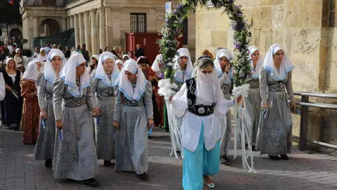 El Claustro de la Catedral ha sido un año más el escenario de la ceremonia del Foro u Oferta de Las Cantaderas, con la participación de la Corporación Municipal encabezada por el alcalde, José Antonio Diez. Este año, el concejal Jon Fernández ejerció como síndico municipal, mientras que el Cabildo Catedralicio estuvo representado por Mario González. Foto: Isaac Llamazares