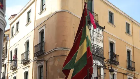 El Claustro de la Catedral ha sido un año más el escenario de la ceremonia del Foro u Oferta de Las Cantaderas, con la participación de la Corporación Municipal encabezada por el alcalde, José Antonio Diez. Este año, el concejal Jon Fernández ejerció como síndico municipal, mientras que el Cabildo Catedralicio estuvo representado por Mario González. Foto: Isaac Llamazares