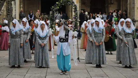 El Claustro de la Catedral ha sido un año más el escenario de la ceremonia del Foro u Oferta de Las Cantaderas, con la participación de la Corporación Municipal encabezada por el alcalde, José Antonio Diez. Este año, el concejal Jon Fernández ejerció como síndico municipal, mientras que el Cabildo Catedralicio estuvo representado por Mario González. Foto: Isaac Llamazares