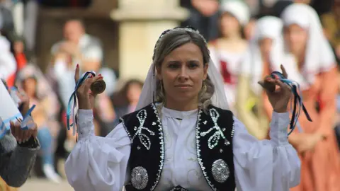 El Claustro de la Catedral ha sido un año más el escenario de la ceremonia del Foro u Oferta de Las Cantaderas, con la participación de la Corporación Municipal encabezada por el alcalde, José Antonio Diez. Este año, el concejal Jon Fernández ejerció como síndico municipal, mientras que el Cabildo Catedralicio estuvo representado por Mario González. Foto: Isaac Llamazares