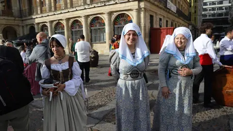 El Claustro de la Catedral ha sido un año más el escenario de la ceremonia del Foro u Oferta de Las Cantaderas, con la participación de la Corporación Municipal encabezada por el alcalde, José Antonio Diez. Este año, el concejal Jon Fernández ejerció como síndico municipal, mientras que el Cabildo Catedralicio estuvo representado por Mario González. Foto: Isaac Llamazares