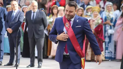 El Claustro de la Catedral ha sido un año más el escenario de la ceremonia del Foro u Oferta de Las Cantaderas, con la participación de la Corporación Municipal encabezada por el alcalde, José Antonio Diez. Este año, el concejal Jon Fernández ejerció como síndico municipal, mientras que el Cabildo Catedralicio estuvo representado por Mario González. Foto: Isaac Llamazares