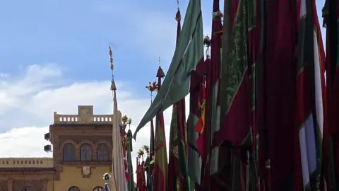 El Desfile de Pendones Concejiles de León reúne a 357 varas en representación de más de 230 pueblos. Foto: Carlos Calvo