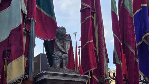 El Desfile de Pendones Concejiles de León reúne a 357 varas en representación de más de 230 pueblos. Foto: Carlos Calvo
