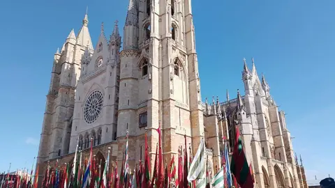 El Desfile de Pendones Concejiles de León reúne a 357 varas en representación de más de 230 pueblos. Foto: Carlos Calvo