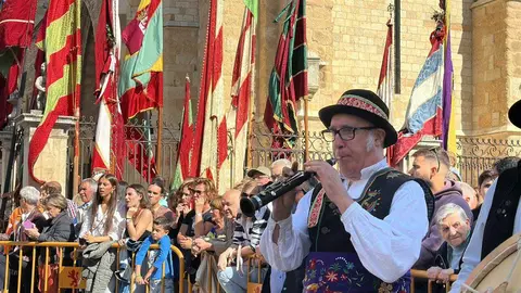 El Desfile de Pendones Concejiles de León reúne a 357 varas en representación de más de 230 pueblos. Foto: Ayto León