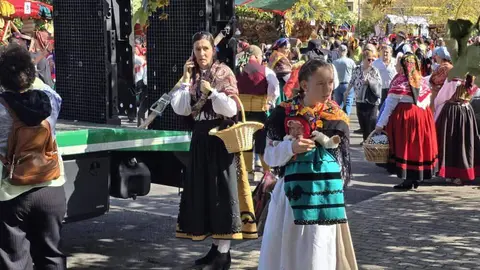 El desfile y concurso de carros engalanados completa la mañana del domingo en León en las fiestas de San Froilán. Foto: Carlos Calvo