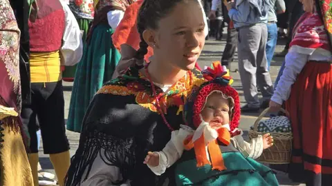 El desfile y concurso de carros engalanados completa la mañana del domingo en León en las fiestas de San Froilán. Foto: Carlos Calvo