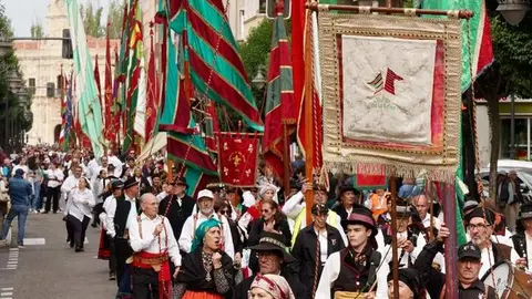 El Desfile de Pendones Concejiles de León reúne a 357 varas en representación de más de 230 pueblos. Foto: Campillo