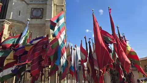 El desfile y concurso de carros engalanados completa la mañana del domingo en León en las fiestas de San Froilán. Foto: Carlos Calvo