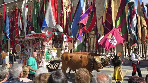 El desfile y concurso de carros engalanados completa la mañana del domingo en León en las fiestas de San Froilán. Foto: Carlos Calvo