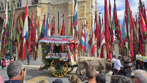 El desfile y concurso de carros engalanados completa la mañana del domingo en León en las fiestas de San Froilán. Foto: Carlos Calvo