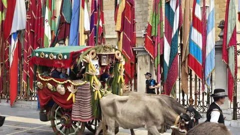 El desfile y concurso de carros engalanados completa la mañana del domingo en León en las fiestas de San Froilán. Foto: Carlos Calvo