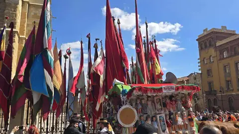 El desfile y concurso de carros engalanados completa la mañana del domingo en León en las fiestas de San Froilán. Foto: Carlos Calvo