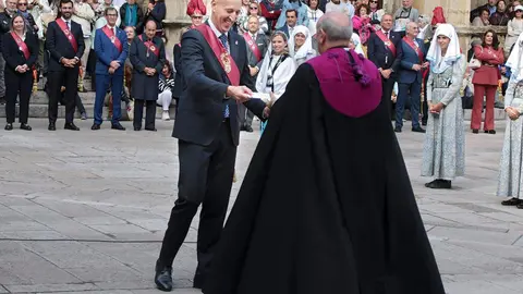 El Claustro de la Catedral ha sido un año más el escenario de la ceremonia del Foro u Oferta de Las Cantaderas, con la participación de la Corporación Municipal encabezada por el alcalde, José Antonio Diez. Este año, el concejal Jon Fernández ejerció como síndico municipal, mientras que el Cabildo Catedralicio estuvo representado por Mario González. Foto: Peio García