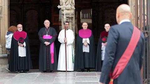 El Claustro de la Catedral ha sido un año más el escenario de la ceremonia del Foro u Oferta de Las Cantaderas, con la participación de la Corporación Municipal encabezada por el alcalde, José Antonio Diez. Este año, el concejal Jon Fernández ejerció como síndico municipal, mientras que el Cabildo Catedralicio estuvo representado por Mario González. Foto: Peio García