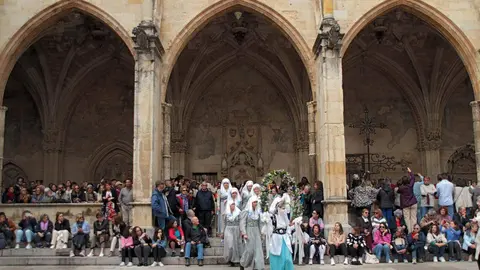 El Claustro de la Catedral ha sido un año más el escenario de la ceremonia del Foro u Oferta de Las Cantaderas, con la participación de la Corporación Municipal encabezada por el alcalde, José Antonio Diez. Este año, el concejal Jon Fernández ejerció como síndico municipal, mientras que el Cabildo Catedralicio estuvo representado por Mario González. Foto: Peio García
