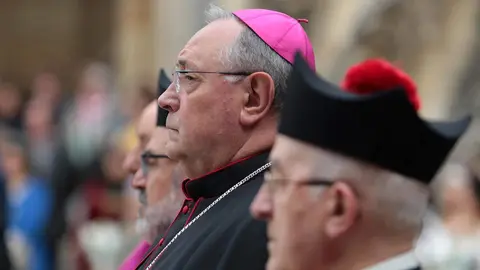 El Claustro de la Catedral ha sido un año más el escenario de la ceremonia del Foro u Oferta de Las Cantaderas, con la participación de la Corporación Municipal encabezada por el alcalde, José Antonio Diez. Este año, el concejal Jon Fernández ejerció como síndico municipal, mientras que el Cabildo Catedralicio estuvo representado por Mario González. Foto: Peio García